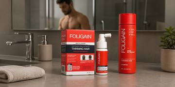 علاج موضعي وشامبو من FOLIGAIN TRIOXIDIL للرجال مرتبان على سطح منضدة الحمام.