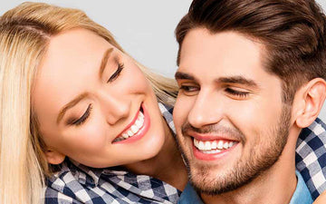 امرأة تميل فوق كتف رجل مبتسم.