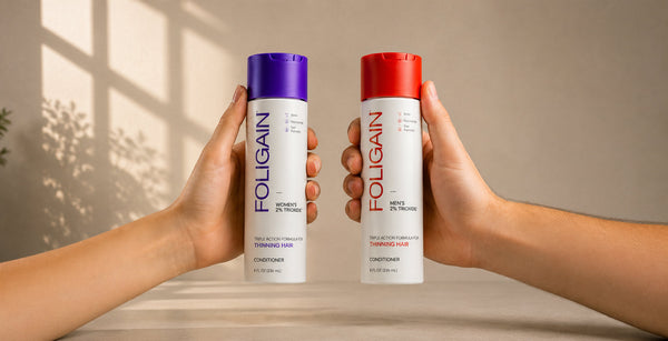 يدان تحملان بلسم FOLIGAIN للرجال والنساء بتركيز 2% من TRIOXIDIL.