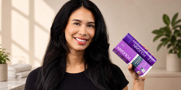 امرأة تحمل شامبو FOLIGAIN ثلاثي المفعول للنساء بتركيز 2% من TRIOXIDIL، العبوة والعلبة.