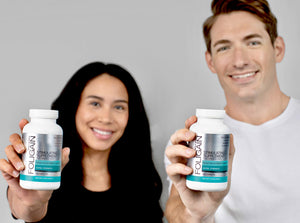 امرأة ورجل يحملان عبوات مكمل FOLIGAIN المحفز